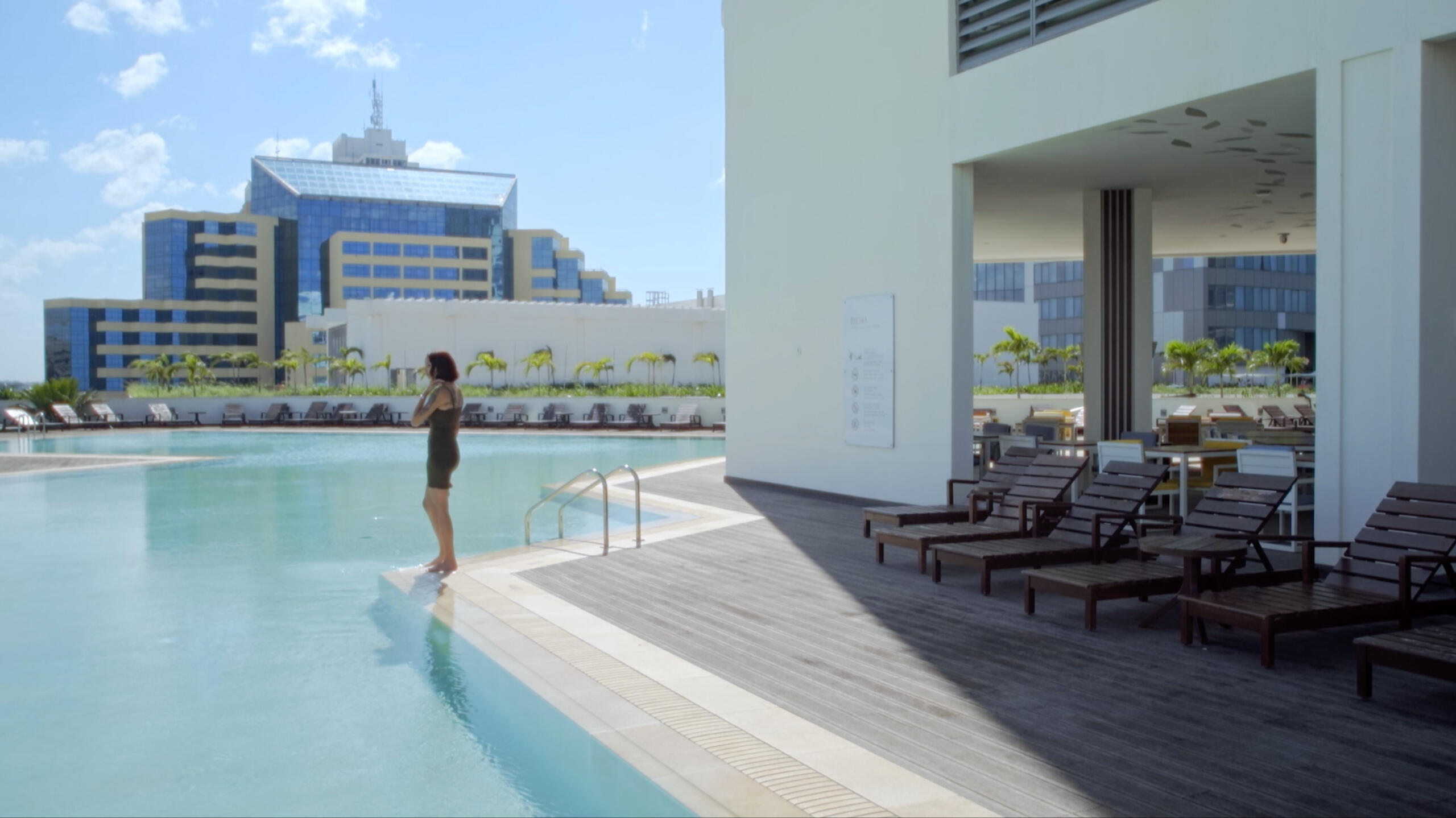 Negocios al aire libre / Outdoor Business. Dir: Arnau Capel. Documentary. 25 min. Cuba, 2024